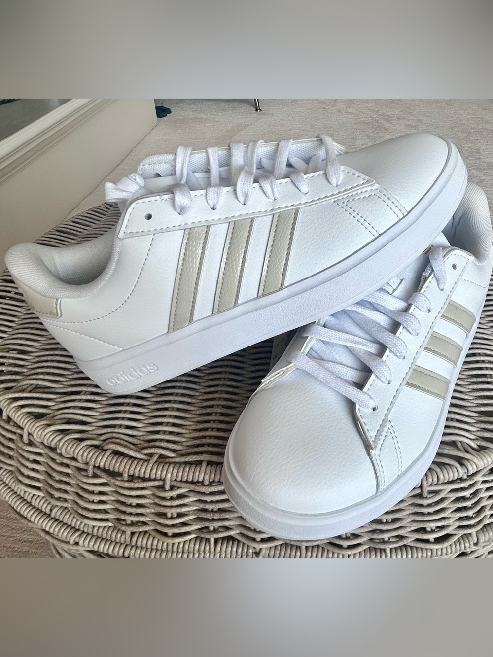adidas - NWT - Grand Court 2.0 Cloudfoam
Cloud white/aluminum/gold metallic